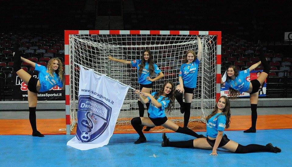 „Dragūno“ šokėjos – rankinio rungtynių puošmena
