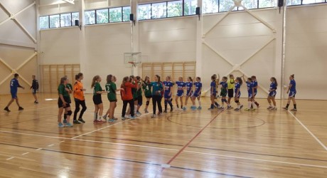 Jaunučių amžiaus vaikinai bei merginos jėgas tikrinosi keturiuose pogrupiuose