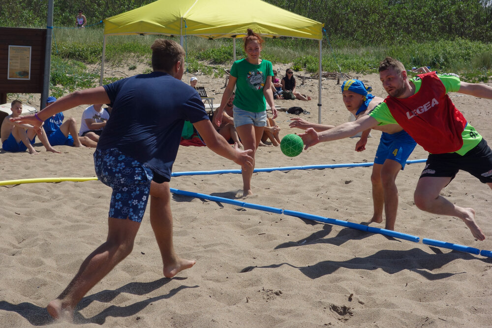 Pasiilgusieji rankinio susitiko paplūdimyje