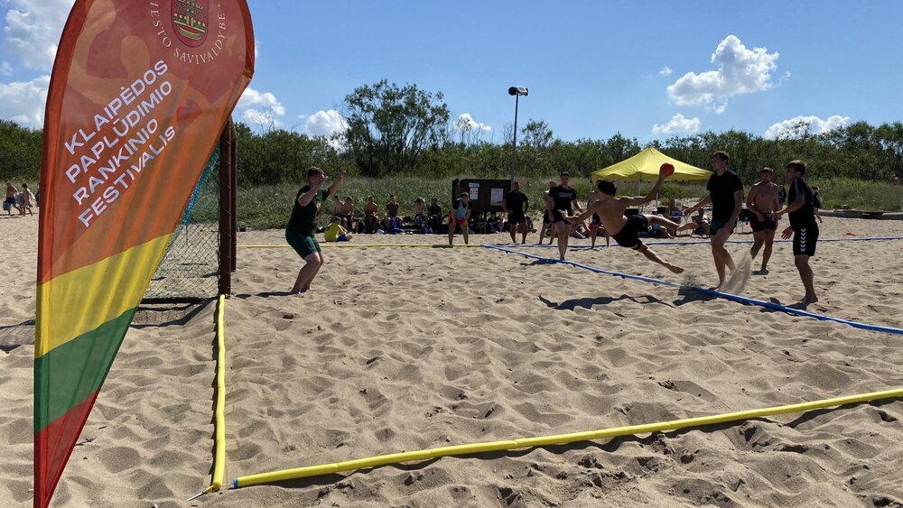 Sportiška vasara su rankiniu paplūdimyje